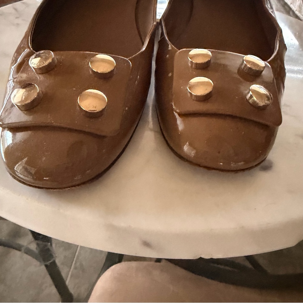 Gucci Tan Patent Leather Loafers with Gold Accents Size EU 41 Like New - Picture 8 of 12